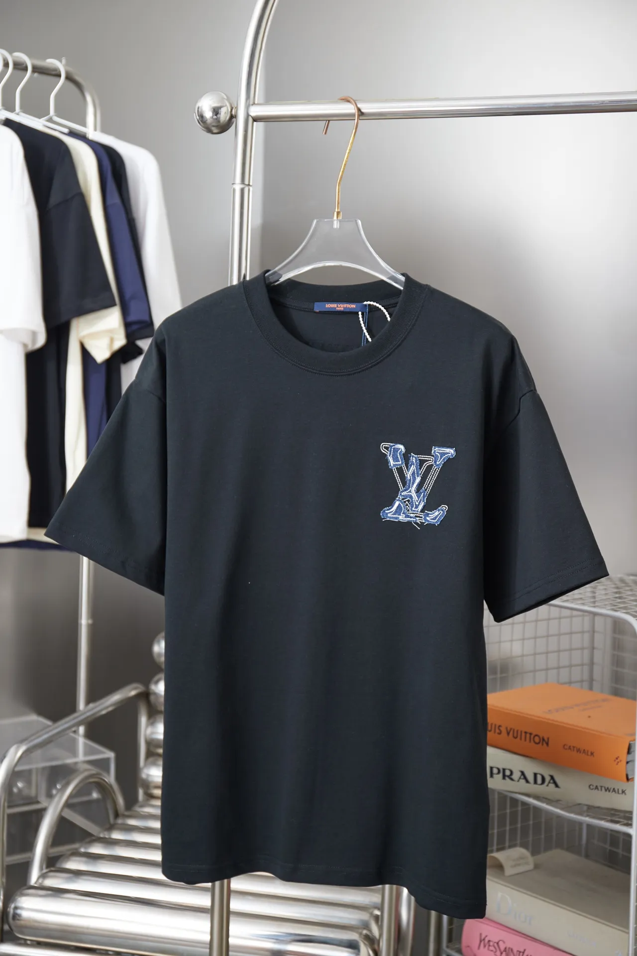 🅿️190 1V 25SS early spring new style denim splicing embroidery LV short sleeves light luxury essential item for daily commuting for men and women correct version welcome to compare detailed features · 320g 100% pure cotton double yarn jersey fabric · Special thickened 32 pieces of double-strand 1X1 thread in the same vat custom dyeing · Denim cutting and splicing ➕Various embroidery craft letters · Double needle stitching across seams · Original main mark, washed tag, brand moisture-proof paper packaging Color: black/white Size: S/M/L/XL